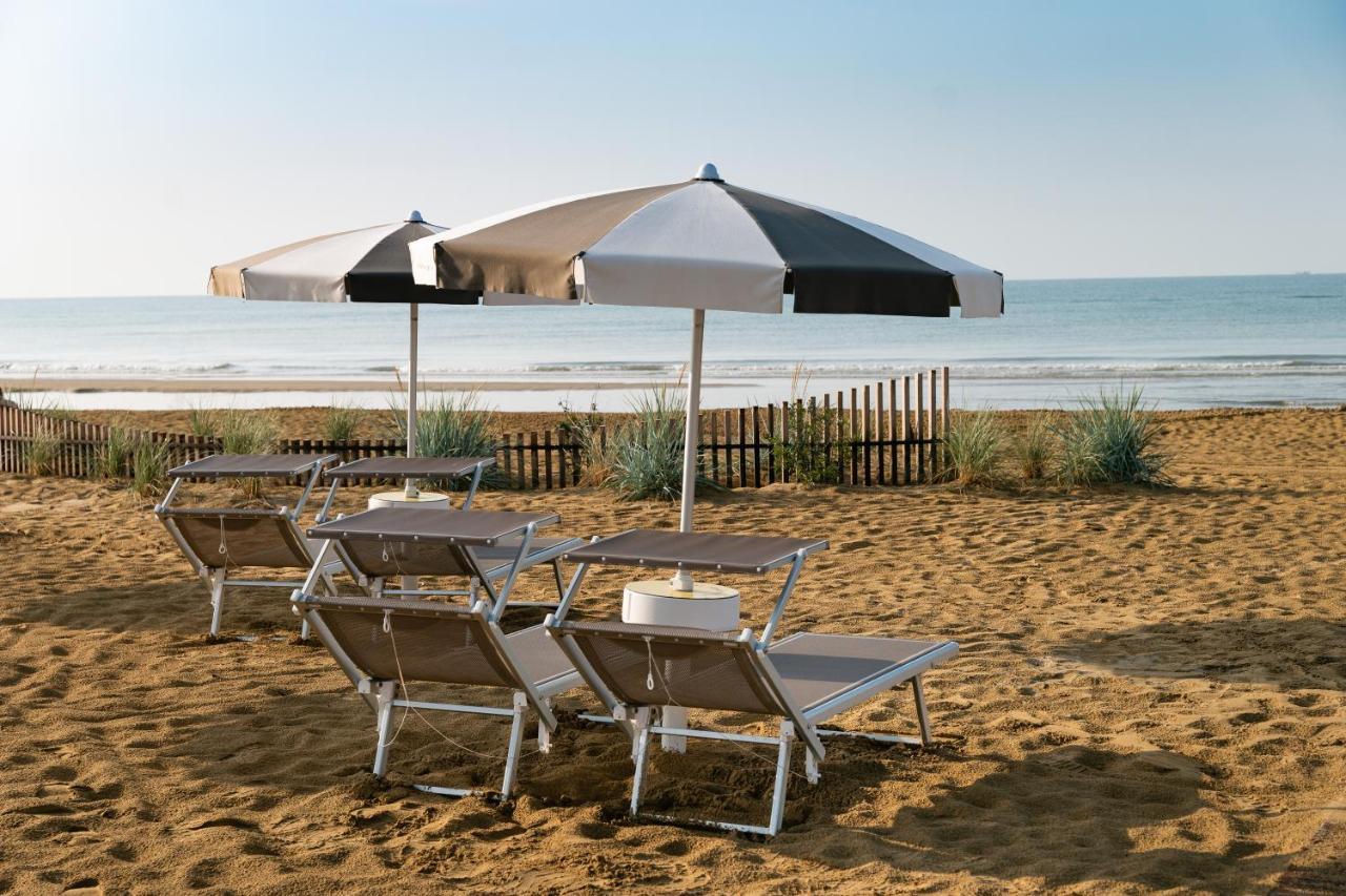 ซาวอย บีช โฮเต็ล แอนด เทอร์มอล สปา Hotel บิบิโอเน ภายนอก รูปภาพ Beach furniture