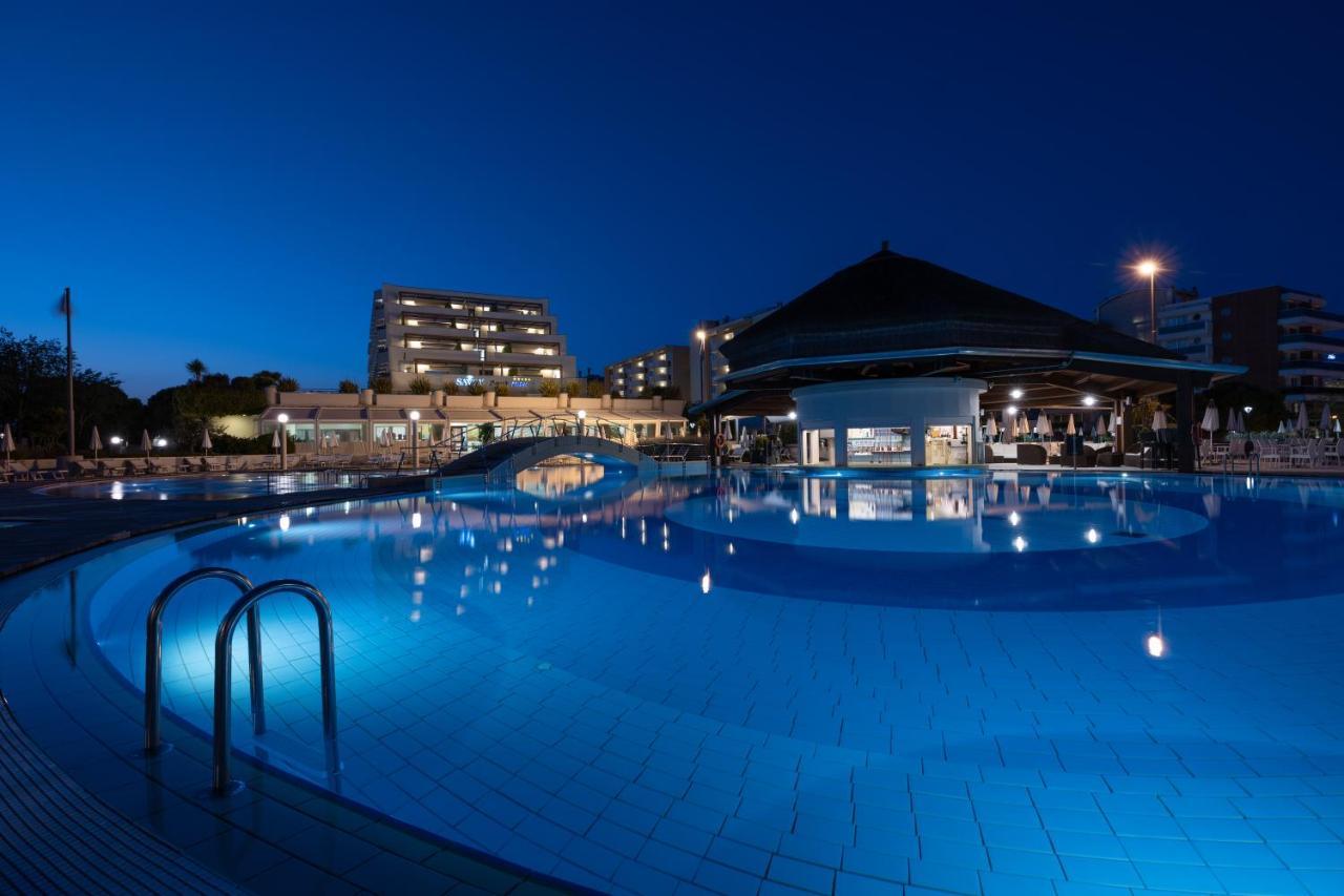 ซาวอย บีช โฮเต็ล แอนด เทอร์มอล สปา Hotel บิบิโอเน ภายนอก รูปภาพ The resort at night