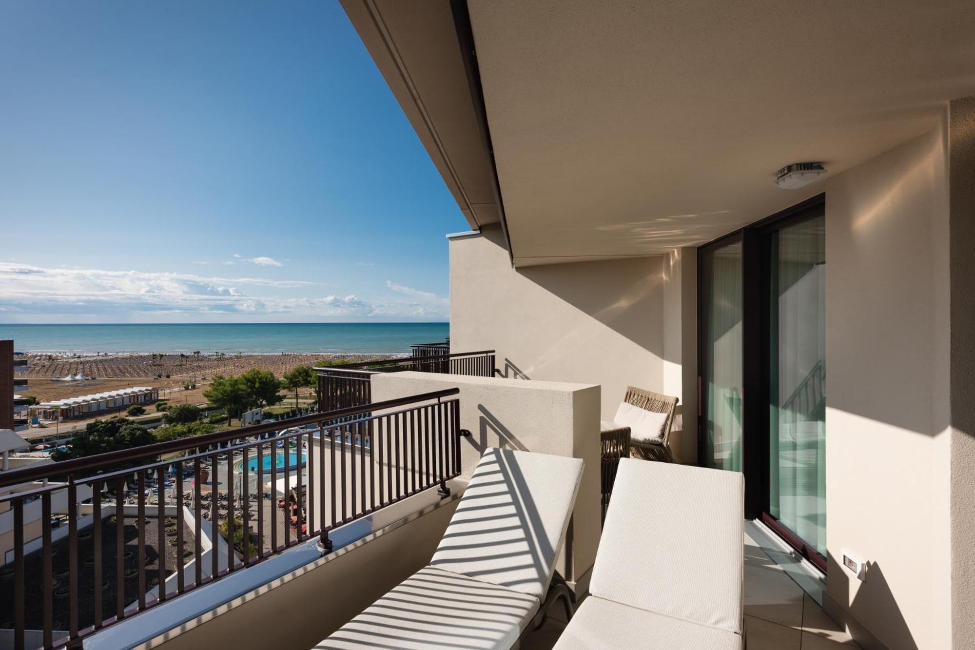 ซาวอย บีช โฮเต็ล แอนด เทอร์มอล สปา Hotel บิบิโอเน ภายนอก รูปภาพ A balcony