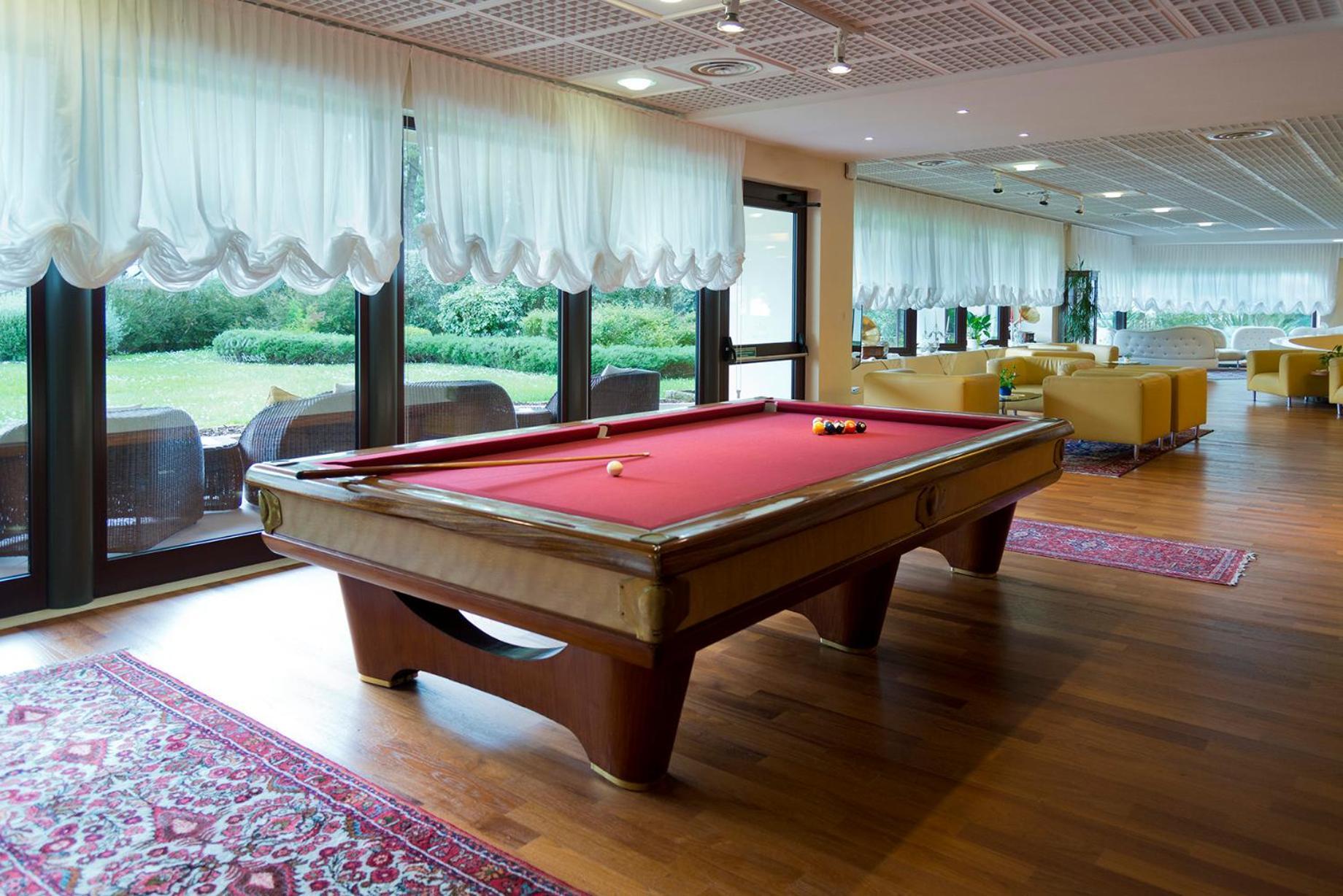 ซาวอย บีช โฮเต็ล แอนด เทอร์มอล สปา Hotel บิบิโอเน ภายนอก รูปภาพ A pool table