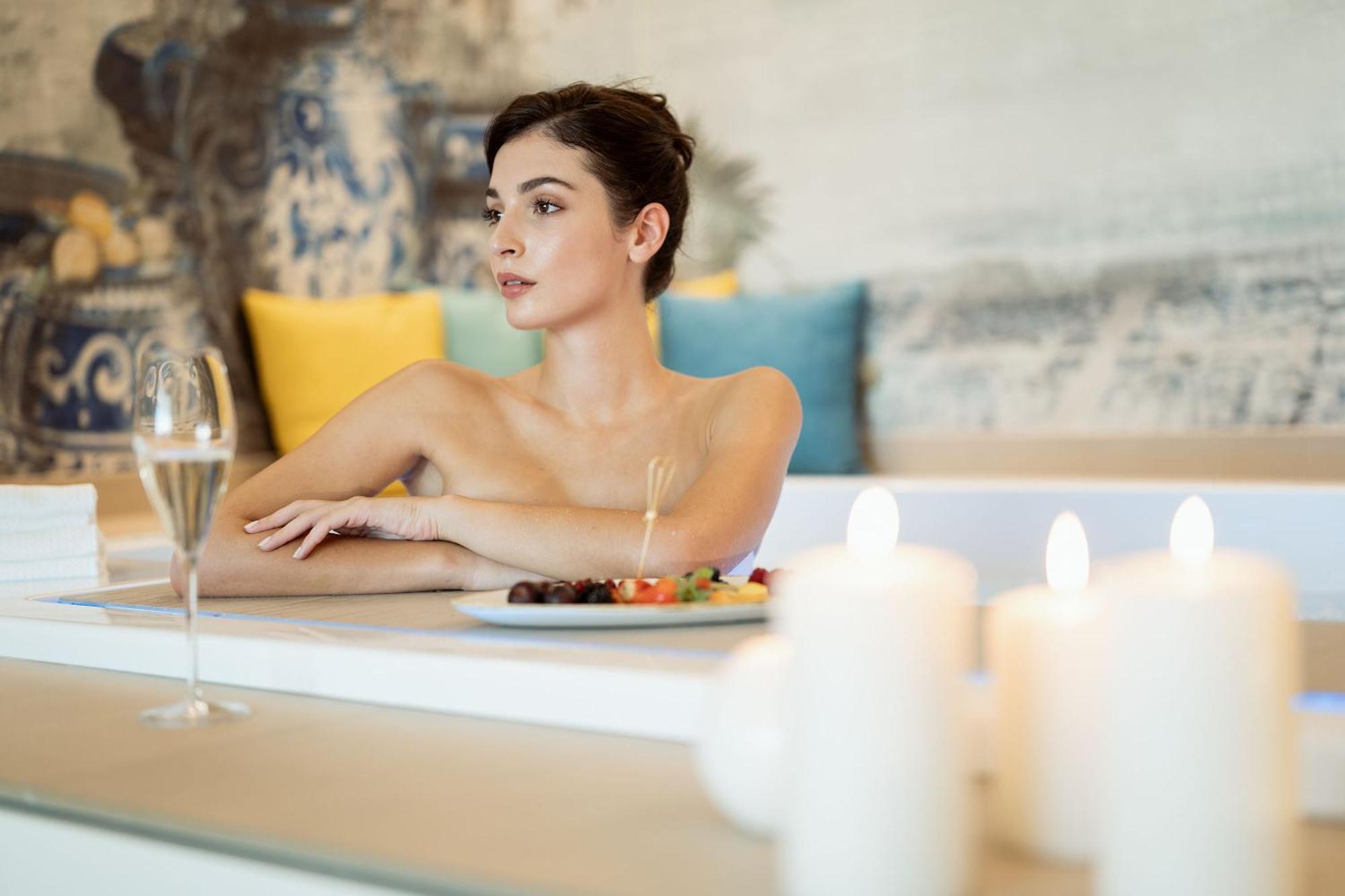 ซาวอย บีช โฮเต็ล แอนด เทอร์มอล สปา Hotel บิบิโอเน ภายนอก รูปภาพ A woman at a spa