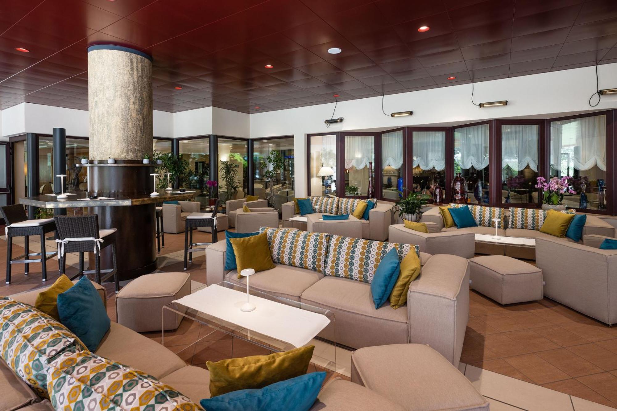 ซาวอย บีช โฮเต็ล แอนด เทอร์มอล สปา Hotel บิบิโอเน ภายนอก รูปภาพ The lounge at the airport