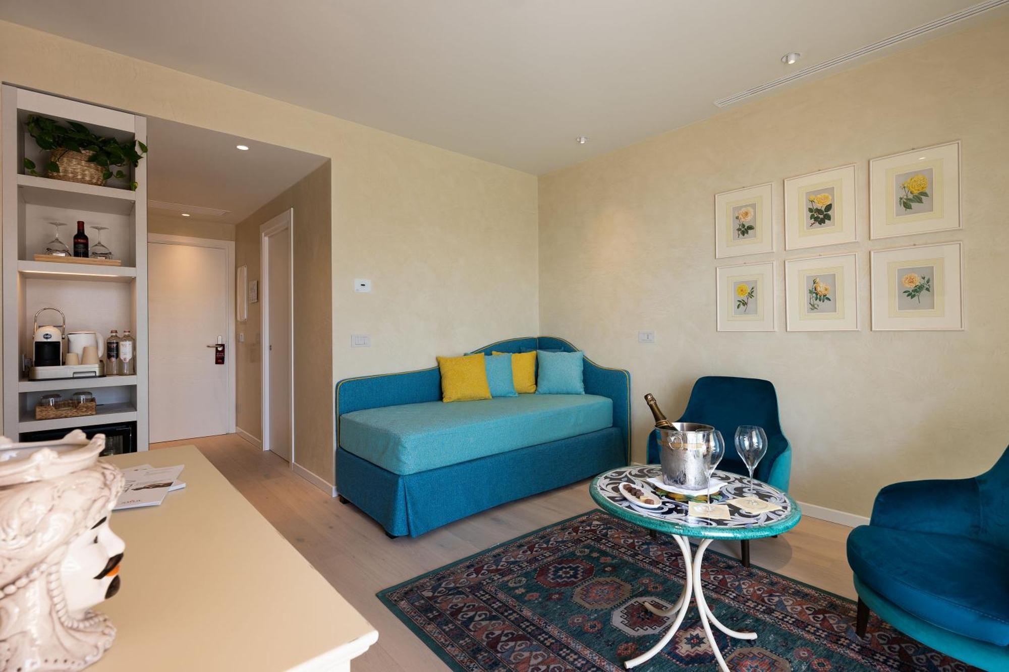 ซาวอย บีช โฮเต็ล แอนด เทอร์มอล สปา Hotel บิบิโอเน ภายนอก รูปภาพ A living room in a typical apartment