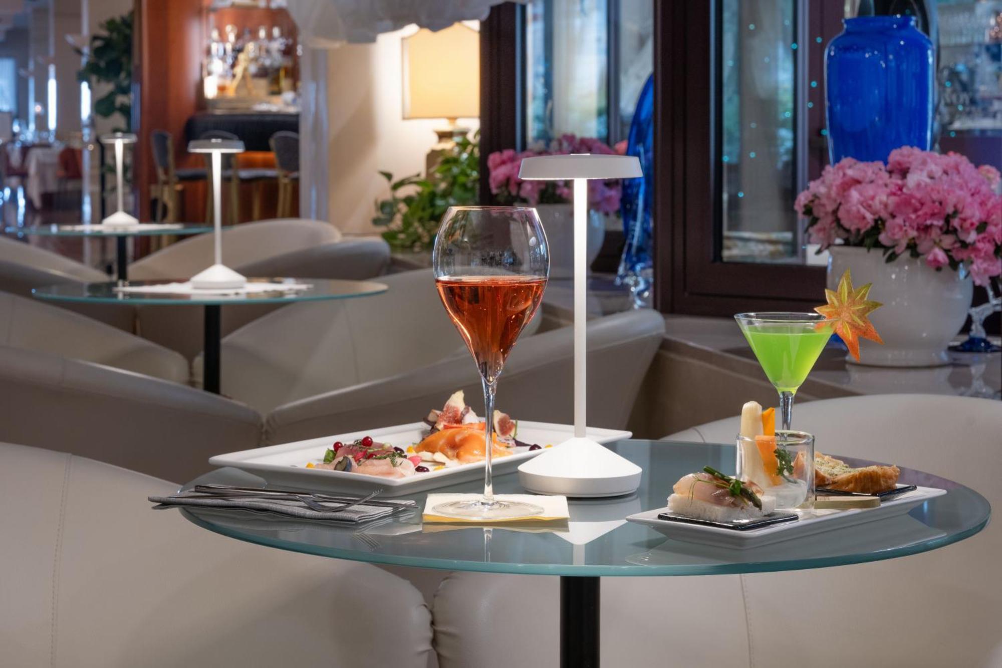 ซาวอย บีช โฮเต็ล แอนด เทอร์มอล สปา Hotel บิบิโอเน ภายนอก รูปภาพ A glass table