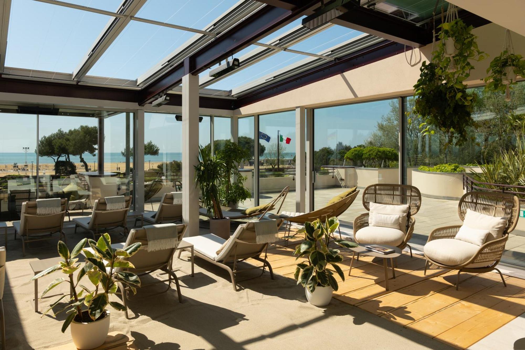 ซาวอย บีช โฮเต็ล แอนด เทอร์มอล สปา Hotel บิบิโอเน ภายนอก รูปภาพ The hotel's rooftop lounge