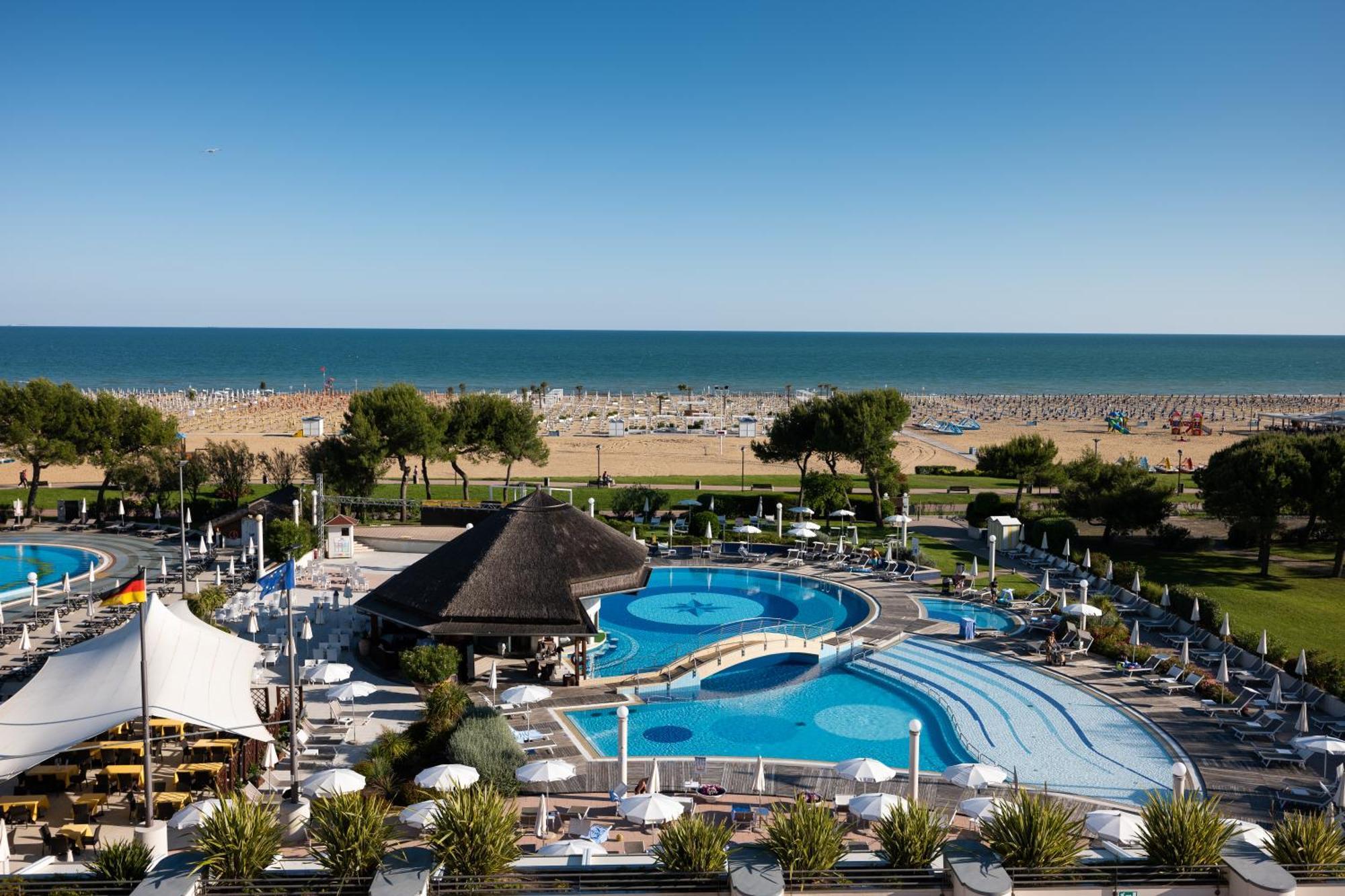ซาวอย บีช โฮเต็ล แอนด เทอร์มอล สปา Hotel บิบิโอเน ภายนอก รูปภาพ A view of the beach at the resort