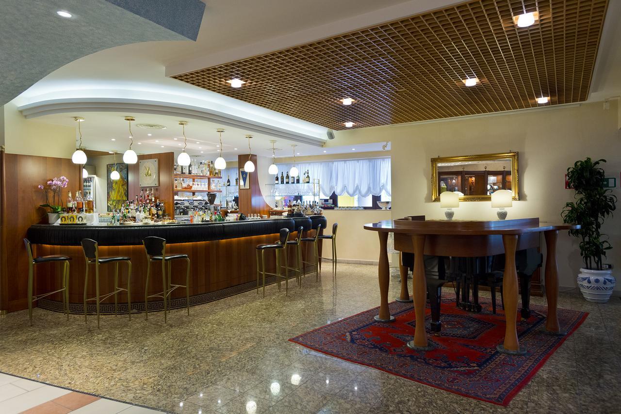 ซาวอย บีช โฮเต็ล แอนด เทอร์มอล สปา Hotel บิบิโอเน ภายนอก รูปภาพ The lounge at the airport